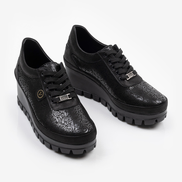 Черни дамски обувки от естествена кожа с орнаментален релеф и олекотена платформа