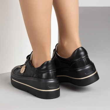 Черни дамски обувки от естествена кожа със златисти орнаменти и олекотена подметка