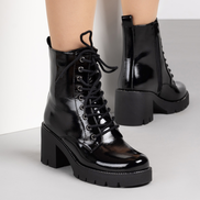 Черни лачени дамски боти с връзки и цип – стилен модел със стабилна подметка