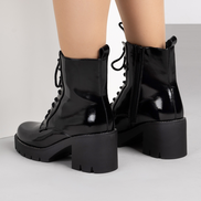 Черни лачени дамски боти с връзки и цип – стилен модел със стабилна подметка
