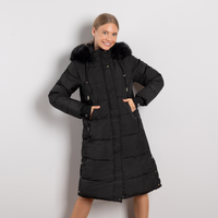 Черно дамско дълго ватирано зимно яке с пух и висока яка – модел Sдо2XL