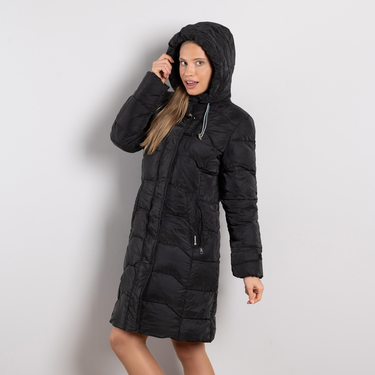 Черно дамско дълго зимно яке с качулка, връзки и лепенка за коригиране на ръкавите – модел Sdo2XL