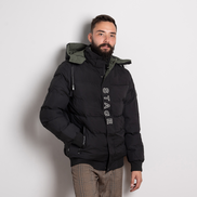 Черно мъжко ватирано яке с надпис и зелена качулка – стилен и модерен модел за зимния сезон